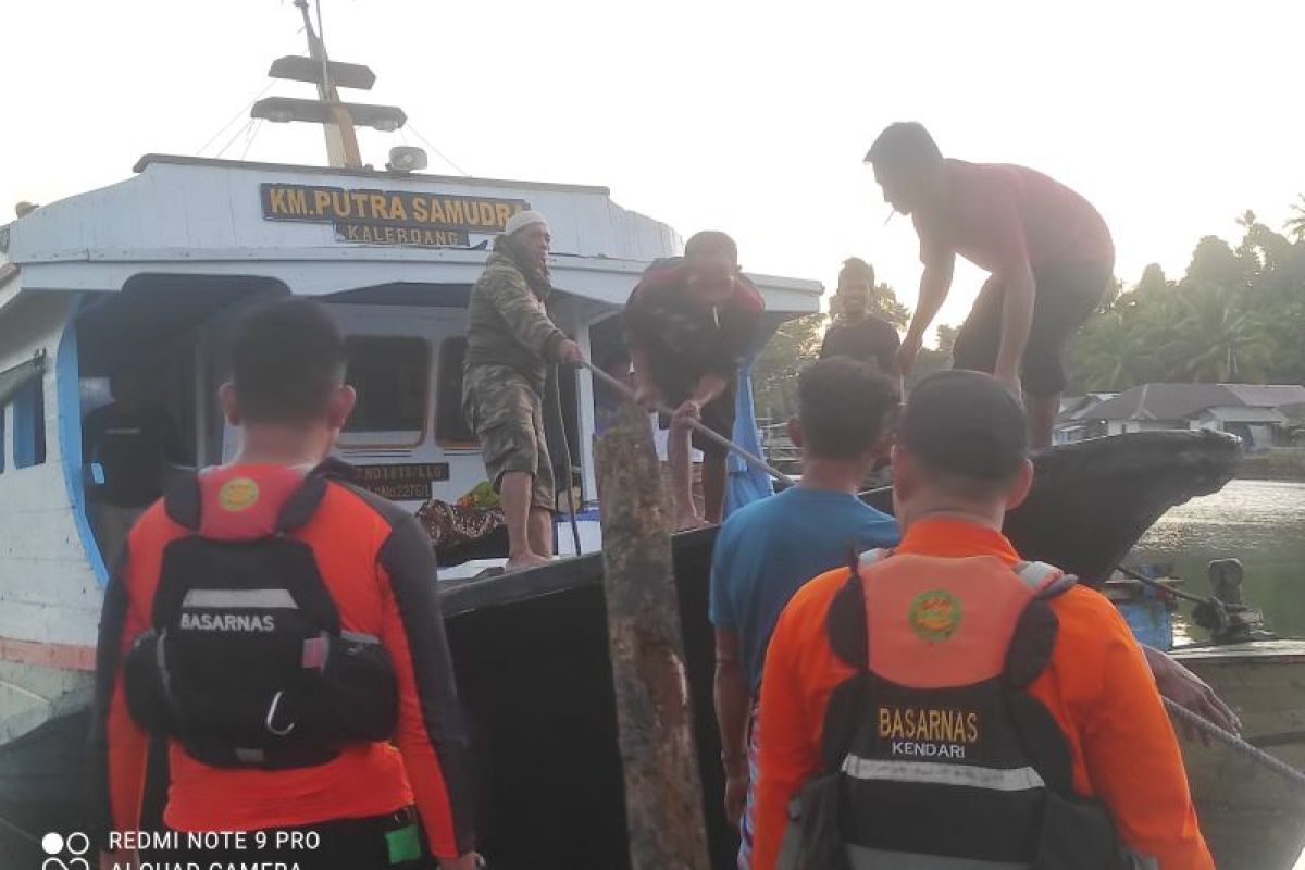 Tim SAR evakuasi 20 penumpang kapal yang mati mesin di perairan Konawe