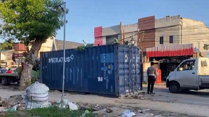 BREAKING NEWS Kontainer Jatuh Timpa Pemotor di Kendari Sulawesi Tenggara, 1 Tewas, 1 Dilarikan ke RS – Portal Kendari