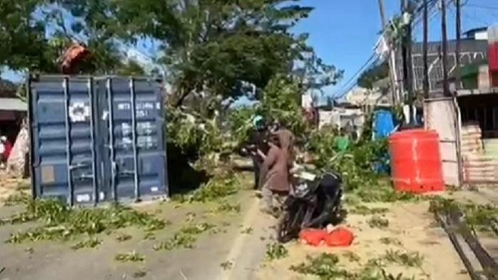 Polisi Sebut Sopir Truk Kontainer Timpa Pemotor Wanita di Puuwatu Kendari Sempat Antar Korban ke RS – Portal Kendari