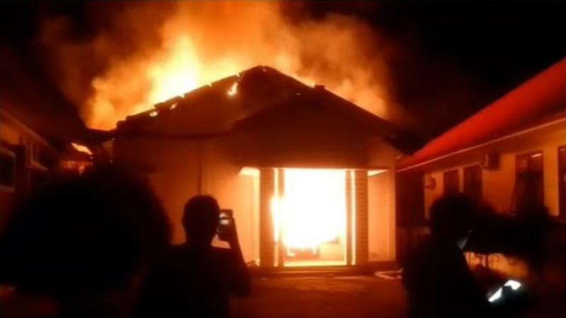 BREAKING NEWS Kebakaran Gudang Arsip BKAD Konawe Utara Sulawesi Tenggara, Damkar: Masih Penanganan – Portal Kendari