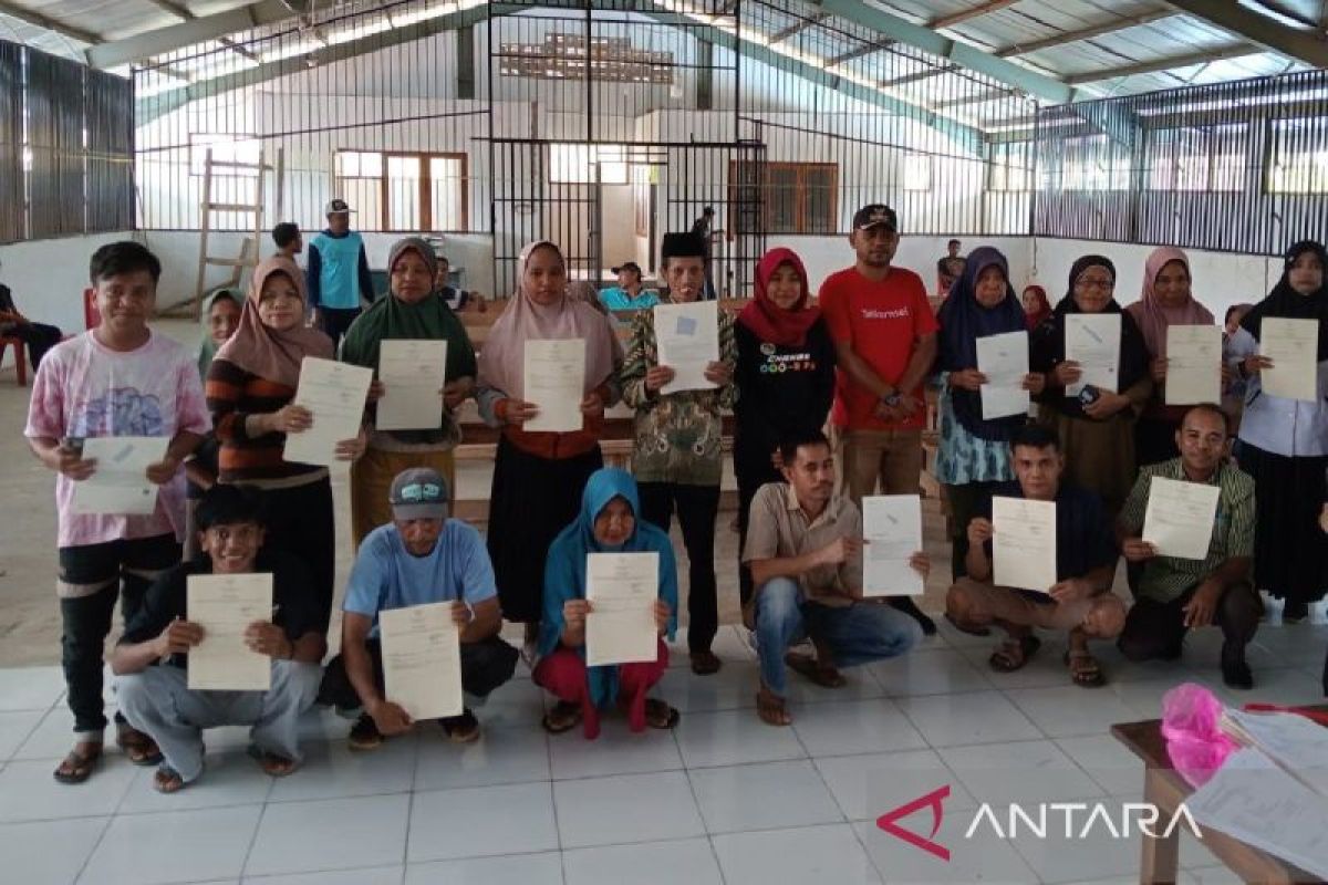 BPN Muna Barat serahkan 146 sertifikat tanah di Desa Sidamangura