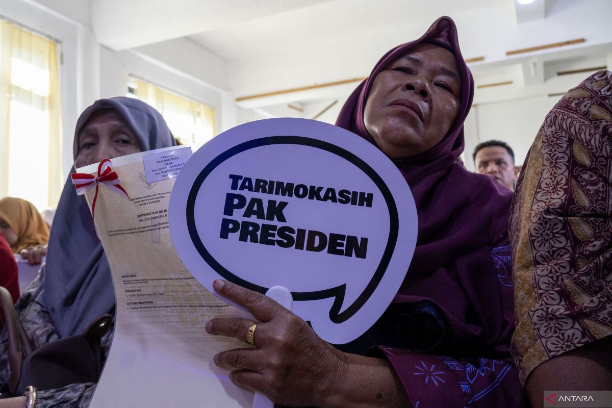 Menko AHY-Wamen ATR/BPN serahkan ratusan sertifkat tanah di Sumbar