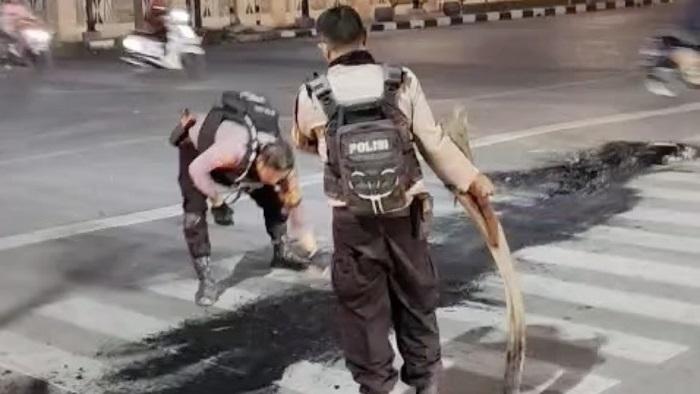 Momen 2 Polisi Bersihkan Abu Bekas Bakar Ban di Jalur Pedestrian Eks MTQ Kendari Sulawesi Tenggara – Portal Kendari