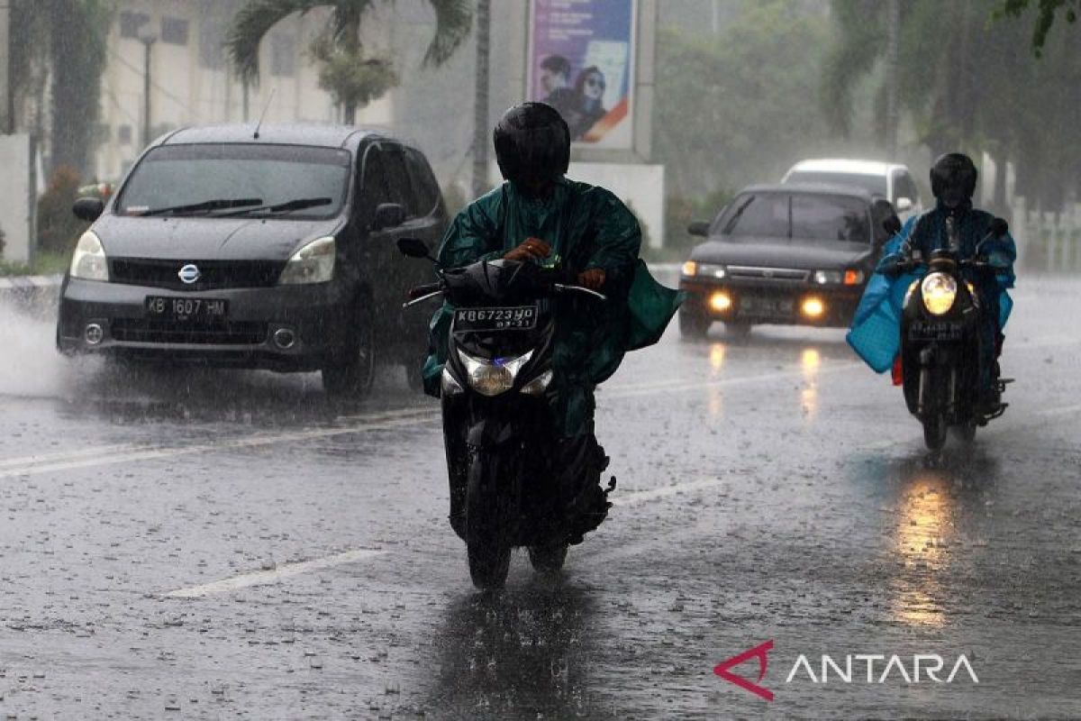 BMKG: Potensi hujan dan suhu panas di sejumlah kota