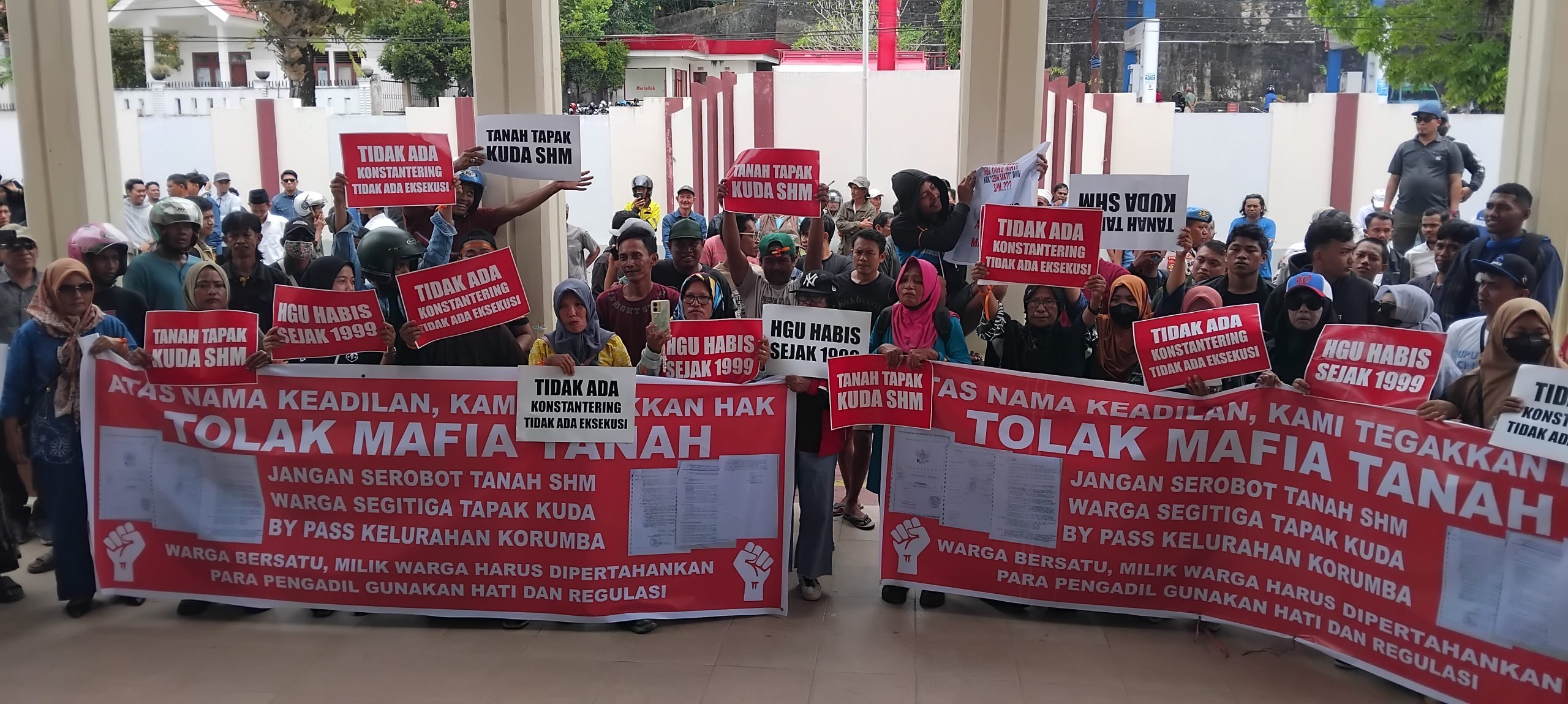 Warga Tapak Kuda Seruduk PN Kendari