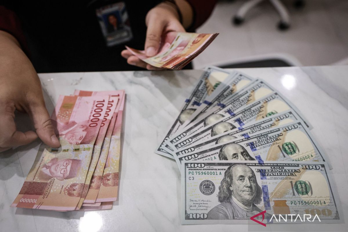 Rupiah pada Senin melemah 0,04 persen jadi Rp16.638 per dolar AS